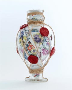 23-Meissen-memory-vessel-with-wax-seals