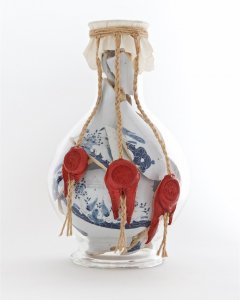 Memory-drug-bottle-with-dripping-seals
